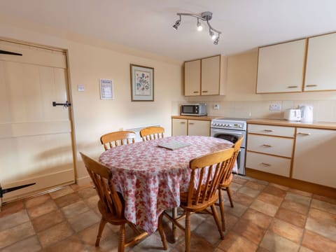 Furniture, Table, Property, Cabinetry, Chair, Countertop, Wood, Lighting, Interior Design, Flooring