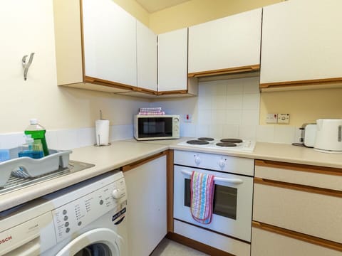 Cabinetry, Property, Kitchen Sink, Countertop, White, Kitchen Appliance, Kitchen Stove, Home Appliance, Kitchen, Sink