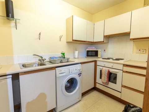 Cabinetry, Property, Countertop, Washing Machine, Clothes Dryer, Kitchen Appliance, Home Appliance, Interior Design, Wood, Kitchen Stove