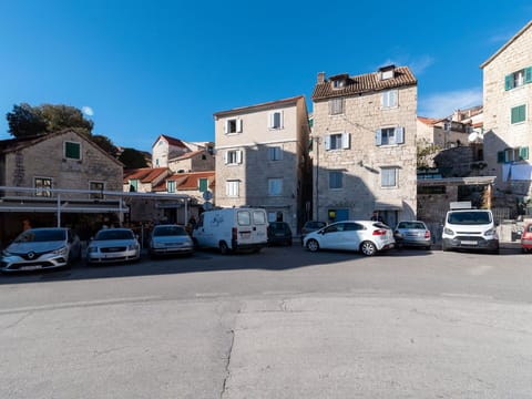 Table, Sky, Furniture, Property, Plant, Chair, Outdoor Table, Outdoor Furniture, Tableware, Building