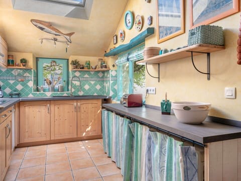 Building, Sky, Cloud, Daytime, Property, Window, Urban Design, Neighbourhood, Residential Area, City