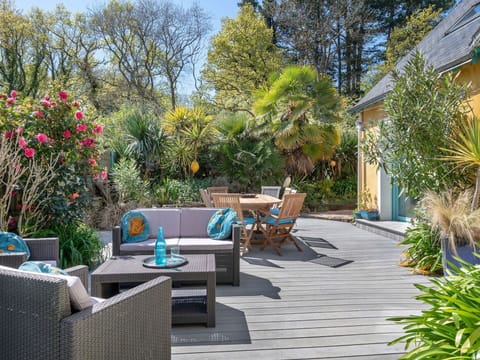 Building, Sky, Cloud, Daytime, Property, Window, Urban Design, Neighbourhood, Residential Area, City