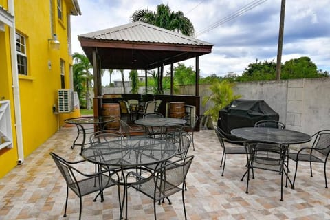 Apartment, 2 Bedrooms, Balcony, Garden View | Outdoor dining