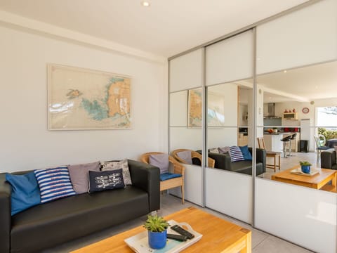 Table, Furniture, Picture Frame, Couch, Houseplant, Interior Design, Building, Studio Couch, House, Floor