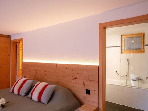 Sky, Plant, Building, Window, Tree, Swimming Pool, House, Residential Area, Leisure, Urban Design