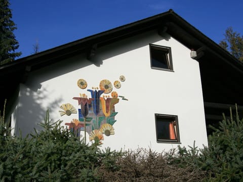 Sky, Plant, Building, Window, Tree, Swimming Pool, House, Residential Area, Leisure, Urban Design