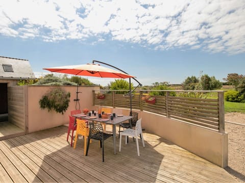 Cloud, Sky, Table, Furniture, Building, Chair, Flowerpot, Outdoor Table, Outdoor Furniture, Shade