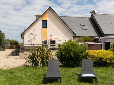 Plant, Cloud, Sky, Building, Property, House, Land Lot, Window, Grass, Cottage