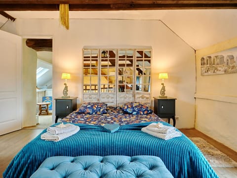 Property, Decoration, Azure, Textile, Interior Design, Bed Frame, Building, Floor, Architecture, Comfort