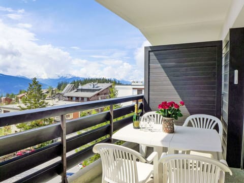 Cloud, Sky, Furniture, Building, Property, Table, Plant, Chair, Flowerpot, Interior Design
