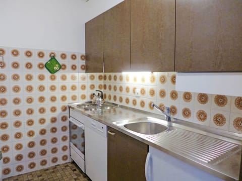 Brown, Tap, Sink, Plumbing Fixture, Cabinetry, Property, Kitchen Sink, Building, Product, Kitchen