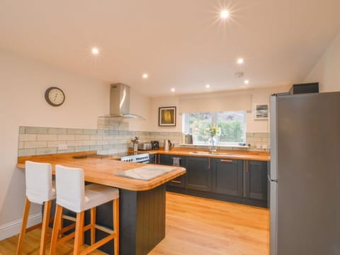 Table, Cabinetry, Furniture, Property, Countertop, Kitchen, Building, Wood, Chair, Interior Design