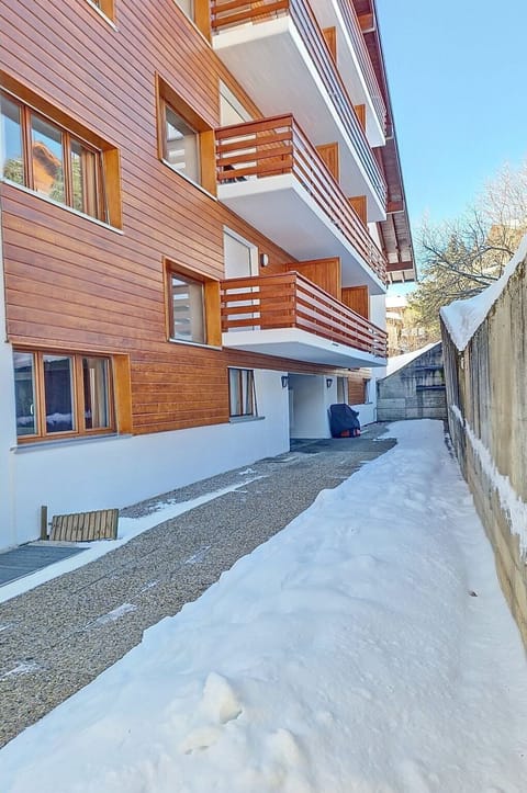 Window, Building, Road Surface, Urban Design, Snow, Brick, Asphalt, Neighbourhood, Sidewalk, Slope