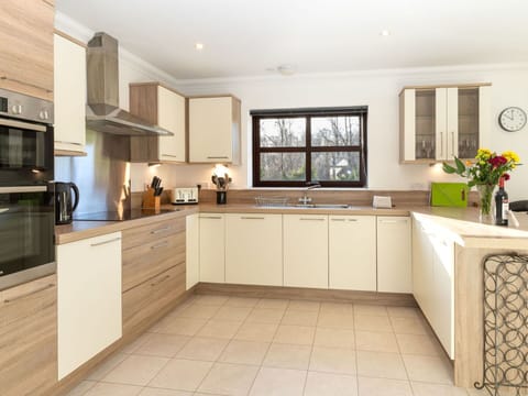 Countertop, Cabinetry, Property, Sink, Kitchen Sink, Tap, White, Window, Interior Design, Kitchen