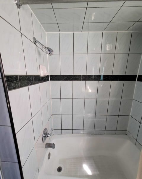 Basic Single Room | Bathroom