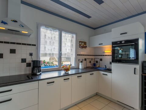 Cabinetry, Kitchen Sink, Countertop, Property, Tap, Sink, Window, Plumbing Fixture, Wood, Kitchen