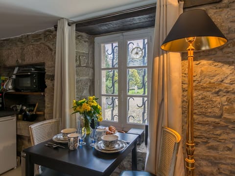 Building, Window, Comfort, Wood, Television, Living Room, Interior Design, House, Couch, Floor