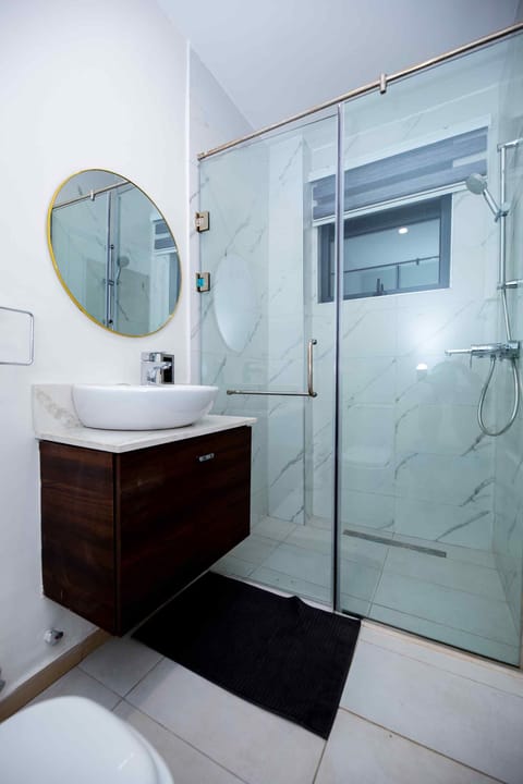 Standard Studio | Bathroom | Hydromassage showerhead, free toiletries, towels, soap