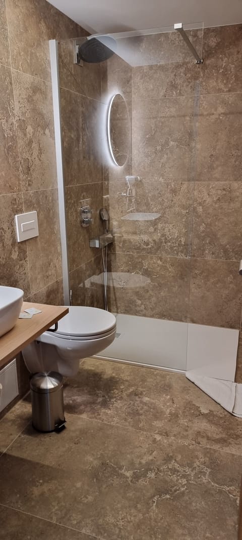 Standard Double Room | Bathroom | Shower, rainfall showerhead, free toiletries, hair dryer