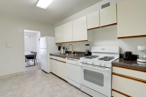 Business Apartment, Balcony, City View | Private kitchen | Fridge, microwave, oven, dishwasher