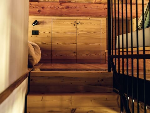 Sky, Plant, Building, Window, Tree, House, Residential Area, Real Estate, Facade