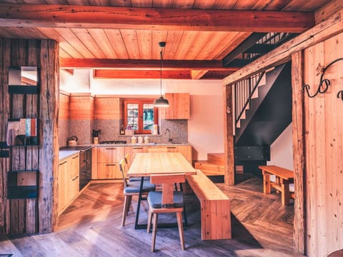 Sky, Plant, Building, Window, Tree, House, Residential Area, Real Estate, Facade