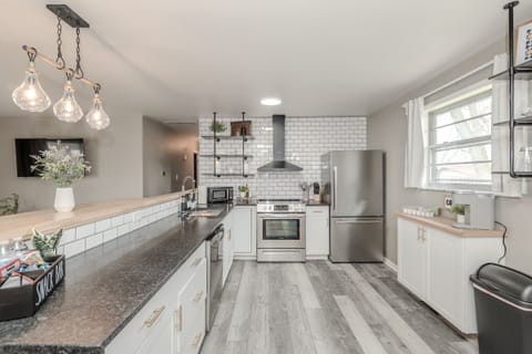 Fully-stocked kitchen with lots of extras!