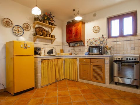 Building, Daytime, Sky, Plant, Tree, Arecales, Fence, Terrestrial Plant, Urban Design, Woody Plant