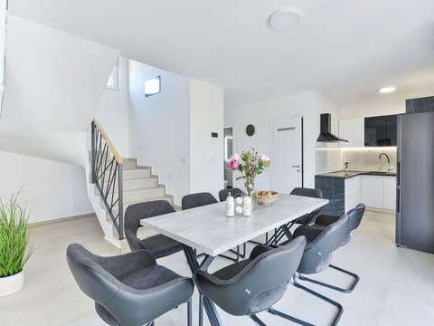 Plant, Table, Furniture, Flower, Chair, Houseplant, Building, Interior Design, Flowerpot