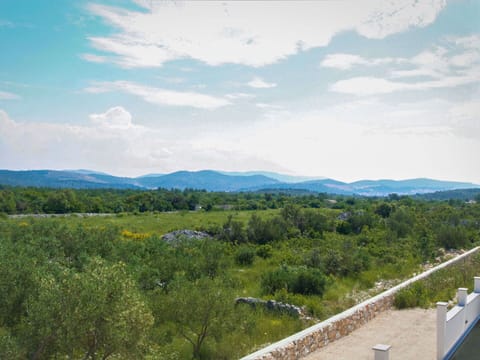 Cloud, Sky, Plant Community, Plant, Mountain, Land Lot, Natural Landscape, Tree, Cumulus, Landscape