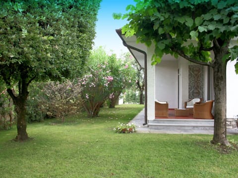 Water, Plant, Cloud, Building, Sky, Property, Swimming Pool, Azure, Shade, Rectangle