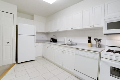 Business Apartment | Private kitchen | Fridge, microwave, oven, dishwasher