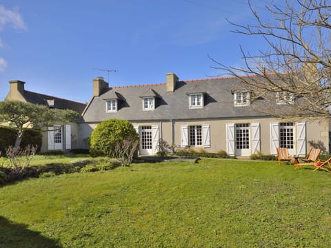 Sky, Plant, Building, Property, Window, Cloud, Tree, House, Land Lot, Grass