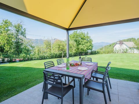 Table, Plant, Property, Furniture, Sky, Green, Outdoor Table, Chair, Shade, Tree