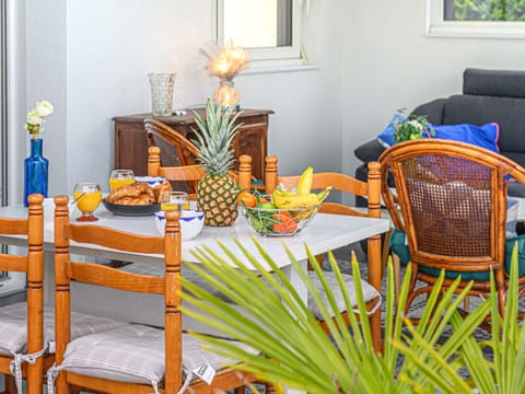 Building, Daytime, Sky, Plant, Tree, Arecales, Fence, Terrestrial Plant, Urban Design, Woody Plant