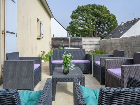 Building, Daytime, Sky, Plant, Tree, Arecales, Fence, Terrestrial Plant, Urban Design, Woody Plant