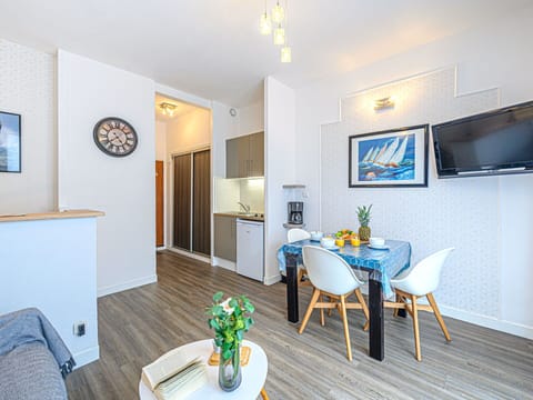 Building, Daytime, Sky, Plant, Tree, Arecales, Fence, Terrestrial Plant, Urban Design, Woody Plant