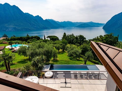 Water, Sky, Cloud, Mountain, Property, Daytime, Building, Blue, Nature, Azure