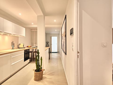 Table, Sky, Furniture, Property, Building, Cloud, Tableware, Azure, Chair, Interior Design