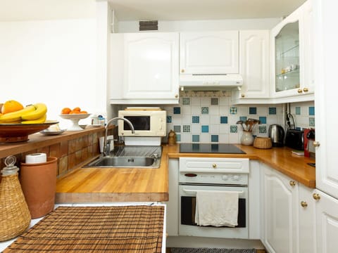 Table, Sky, Furniture, Property, Building, Cloud, Tableware, Azure, Chair, Interior Design