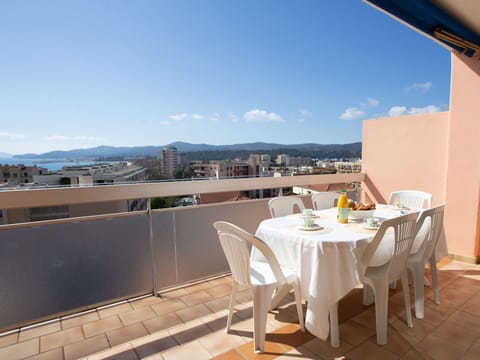 Table, Sky, Furniture, Property, Building, Cloud, Tableware, Azure, Chair, Interior Design