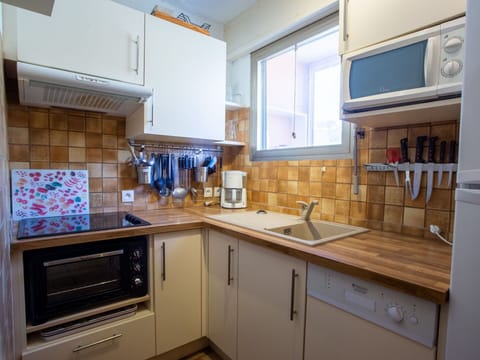 Table, Sky, Furniture, Property, Building, Cloud, Tableware, Azure, Chair, Interior Design