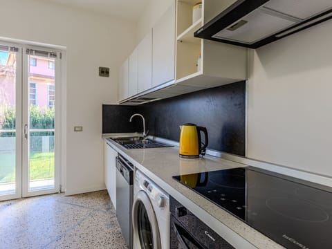 Countertop, Cabinetry, Property, Kitchen, Building, Kitchen Stove, Kitchen Sink, Sink, Tap, Kitchen Appliance