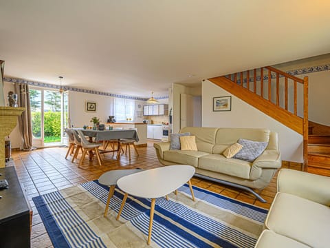 Plant, Water, Sky, Building, Blue, Wood, Shade, Condominium, Leisure, Real Estate