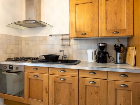 Plant, Water, Sky, Building, Blue, Wood, Shade, Condominium, Leisure, Real Estate