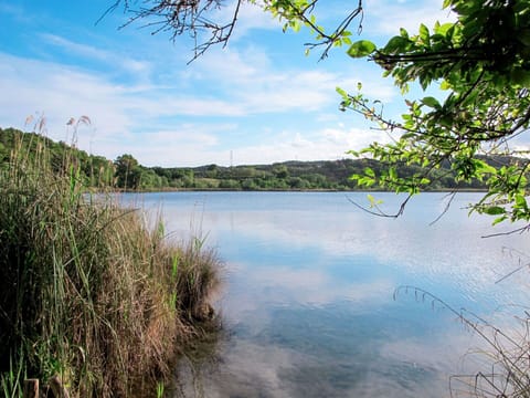 Water, Sky, Daytime, Building, Azure, Beach, Coastal And Oceanic Landforms, Urban Design, Horizon, Cloud