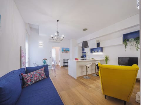 Cloud, Sky, Plant, Property, Building, Window, Flower, Architecture, Urban Design, Neighbourhood