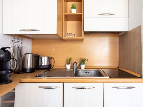 Cabinetry, Property, Kitchen Sink, Countertop, Kitchen Appliance, Kitchen, Sink, Interior Design, Kitchen Stove, Home Appliance