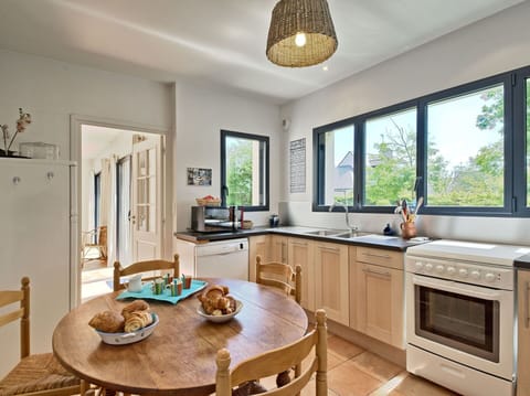 Brown, Property, Countertop, Cabinetry, Furniture, Window, Table, Wood, Kitchen, Interior Design