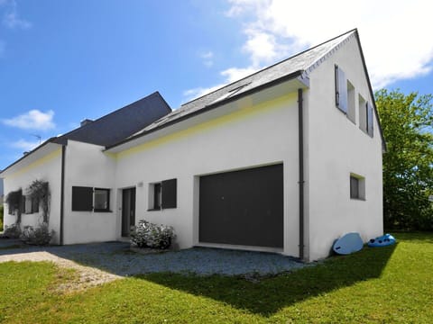 Cloud, Sky, Plant, Building, Property, Window, House, Land Lot, Grass